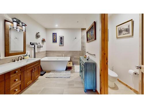 206-707 Spring Creek Drive Se, Canmore, AB - Indoor Photo Showing Bathroom