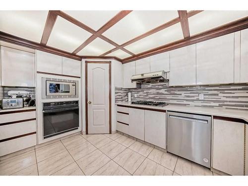 9 Edgevalley Way Nw, Calgary, AB - Indoor Photo Showing Kitchen With Upgraded Kitchen