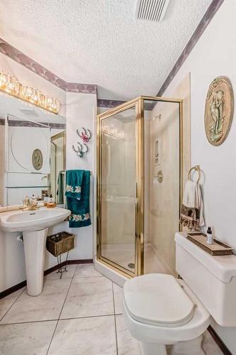 9 Edgevalley Way Nw, Calgary, AB - Indoor Photo Showing Bathroom