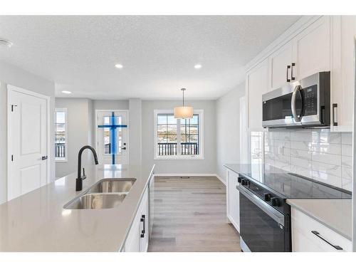 257 Yorkville Boulevard Sw, Calgary, AB - Indoor Photo Showing Kitchen With Double Sink With Upgraded Kitchen