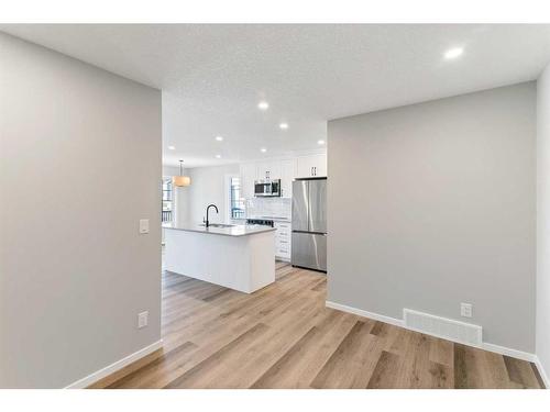 257 Yorkville Boulevard Sw, Calgary, AB - Indoor Photo Showing Kitchen