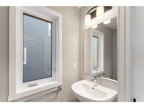 257 Yorkville Boulevard Sw, Calgary, AB - Indoor Photo Showing Bathroom