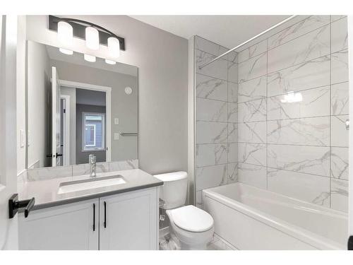 257 Yorkville Boulevard Sw, Calgary, AB - Indoor Photo Showing Bathroom