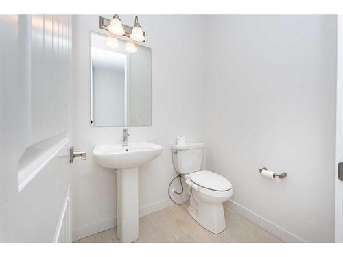 273 Ambleside Avenue Nw, Calgary, AB - Indoor Photo Showing Bathroom