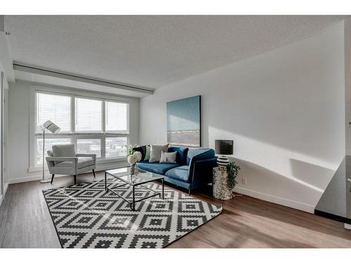 502-8880 Horton Road Sw, Calgary, AB - Indoor Photo Showing Living Room