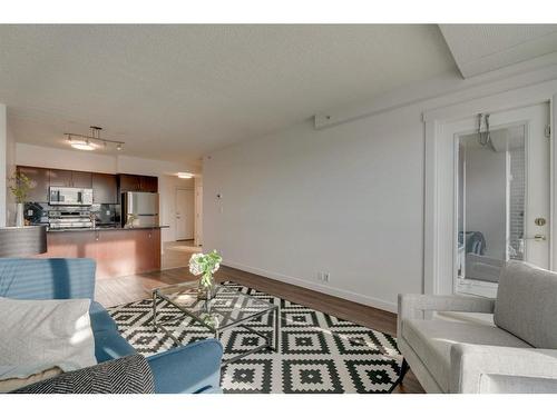 502-8880 Horton Road Sw, Calgary, AB - Indoor Photo Showing Living Room