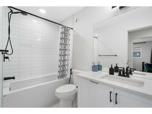 205 Walcrest Boulevard Se, Calgary, AB - Indoor Photo Showing Bathroom