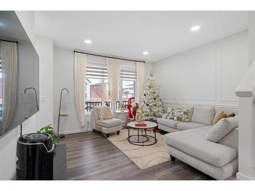 205 Walcrest Boulevard Se, Calgary, AB - Indoor Photo Showing Living Room