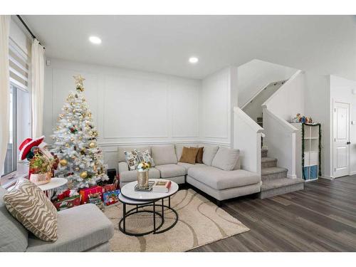 205 Walcrest Boulevard Se, Calgary, AB - Indoor Photo Showing Living Room