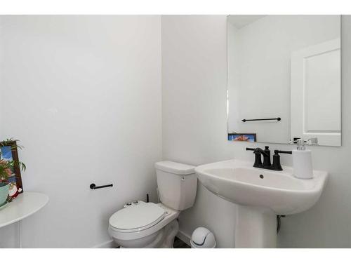 205 Walcrest Boulevard Se, Calgary, AB - Indoor Photo Showing Bathroom