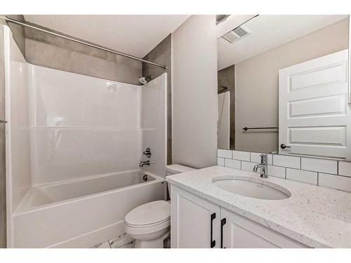 31 Homestead Passage Ne, Calgary, AB - Indoor Photo Showing Bathroom