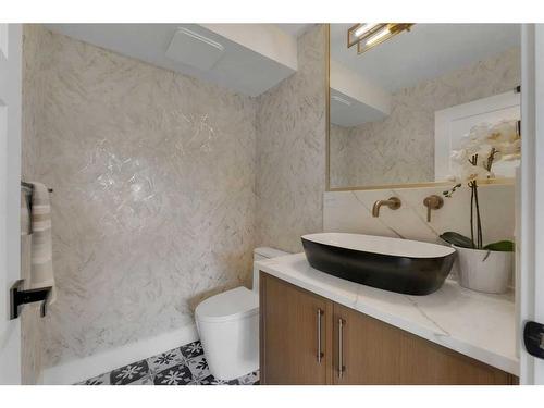 42 Canova Road Sw, Calgary, AB - Indoor Photo Showing Bathroom