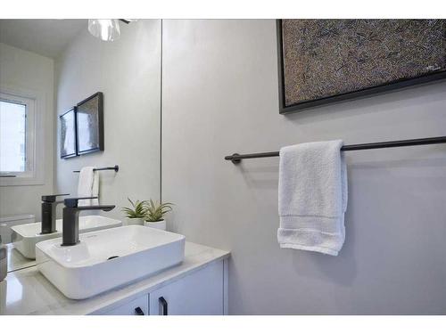 2222 5 Street Sw, Calgary, AB - Indoor Photo Showing Bathroom