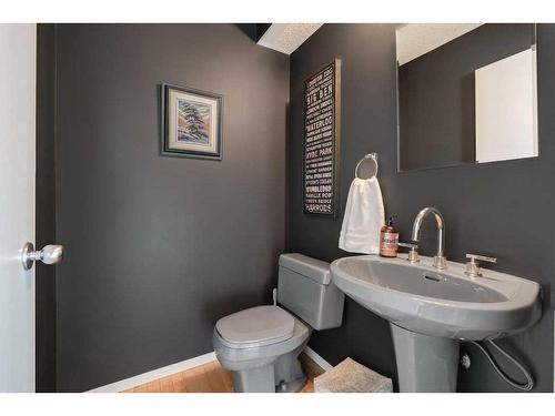 747 5A Street Nw, Calgary, AB - Indoor Photo Showing Bathroom