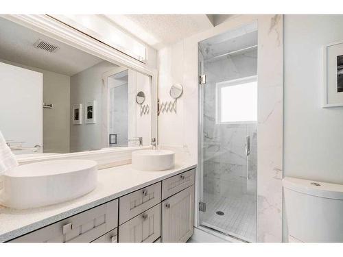 747 5A Street Nw, Calgary, AB - Indoor Photo Showing Bathroom