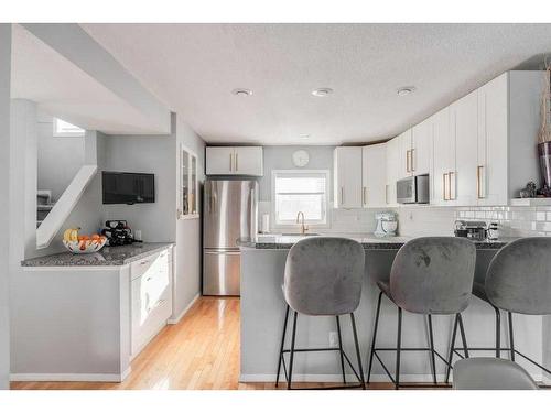 747 5A Street Nw, Calgary, AB - Indoor Photo Showing Kitchen