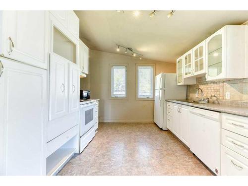 204 8 Avenue, Gleichen, AB - Indoor Photo Showing Kitchen