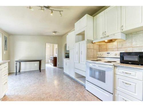 204 8 Avenue, Gleichen, AB - Indoor Photo Showing Kitchen