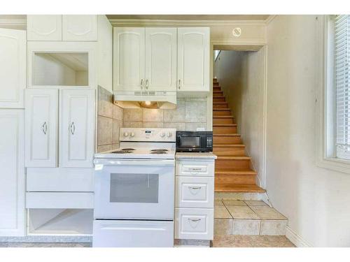 204 8 Avenue, Gleichen, AB - Indoor Photo Showing Kitchen