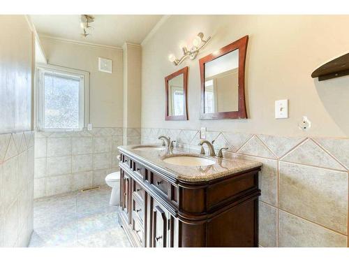 204 8 Avenue, Gleichen, AB - Indoor Photo Showing Bathroom