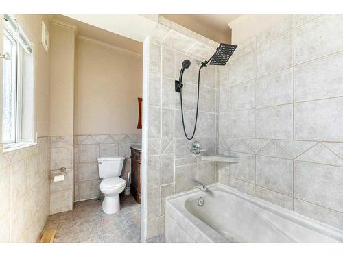 204 8 Avenue, Gleichen, AB - Indoor Photo Showing Bathroom