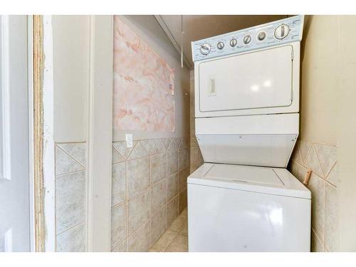 204 8 Avenue, Gleichen, AB - Indoor Photo Showing Laundry Room