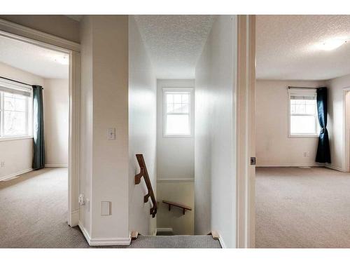 2-433 13 Avenue Ne, Calgary, AB - Indoor Photo Showing Other Room