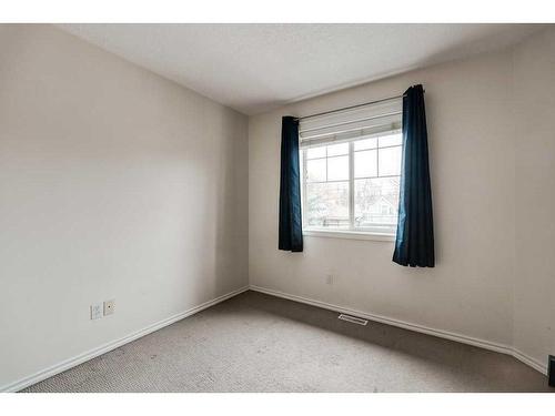 2-433 13 Avenue Ne, Calgary, AB - Indoor Photo Showing Other Room