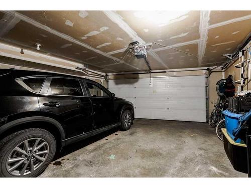 2-433 13 Avenue Ne, Calgary, AB - Indoor Photo Showing Garage