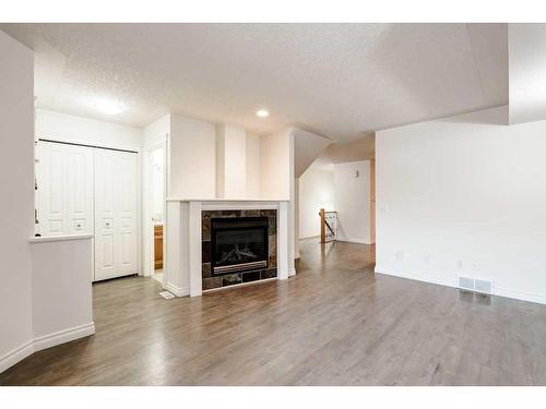 2-433 13 Avenue Ne, Calgary, AB - Indoor Photo Showing Living Room With Fireplace