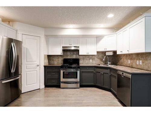 2-433 13 Avenue Ne, Calgary, AB - Indoor Photo Showing Kitchen With Stainless Steel Kitchen