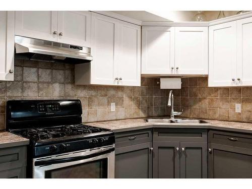 2-433 13 Avenue Ne, Calgary, AB - Indoor Photo Showing Kitchen With Double Sink