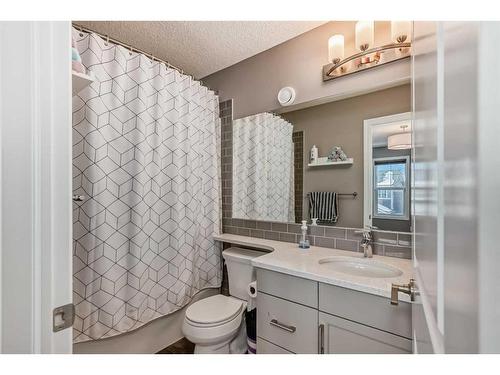 164 Auburn Glen Close Se, Calgary, AB - Indoor Photo Showing Bathroom