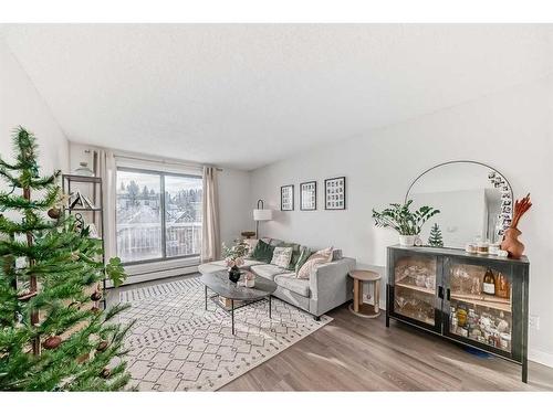 412-930 18 Avenue Sw, Calgary, AB - Indoor Photo Showing Living Room