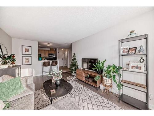 412-930 18 Avenue Sw, Calgary, AB - Indoor Photo Showing Living Room