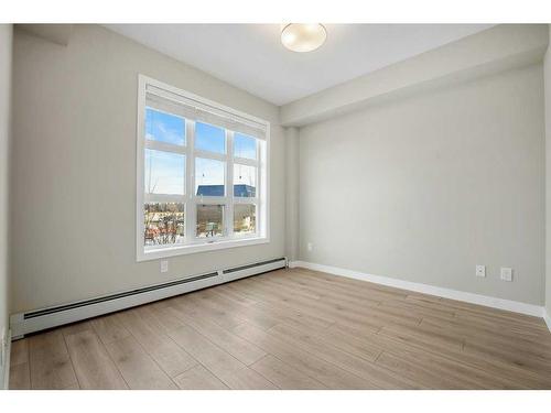 213-383 Smith Street Nw, Calgary, AB - Indoor Photo Showing Other Room