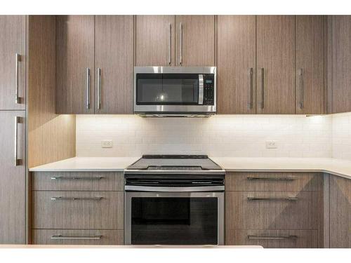 213-383 Smith Street Nw, Calgary, AB - Indoor Photo Showing Kitchen With Upgraded Kitchen