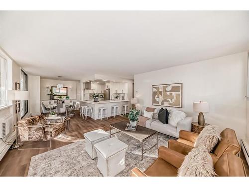 7D-133 25 Avenue Sw, Calgary, AB - Indoor Photo Showing Living Room