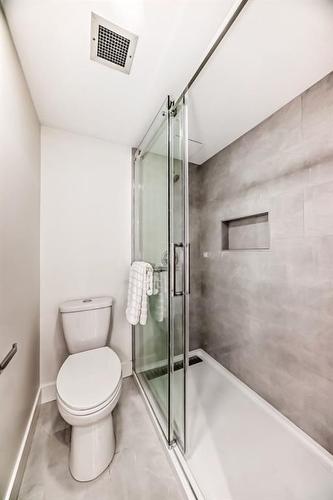 7D-133 25 Avenue Sw, Calgary, AB - Indoor Photo Showing Bathroom