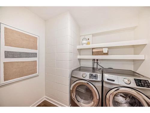 7D-133 25 Avenue Sw, Calgary, AB - Indoor Photo Showing Laundry Room