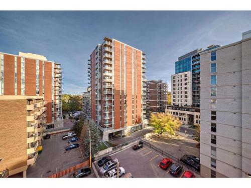 7D-133 25 Avenue Sw, Calgary, AB - Outdoor With Facade