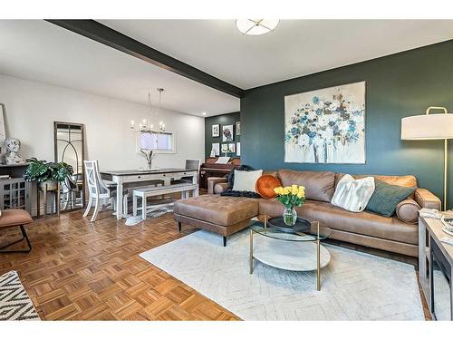 2023 8 Avenue Se, Calgary, AB - Indoor Photo Showing Living Room