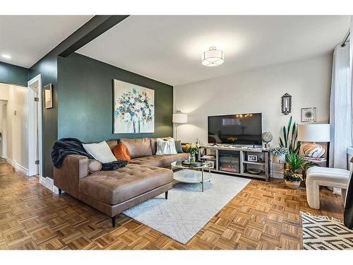 2023 8 Avenue Se, Calgary, AB - Indoor Photo Showing Living Room