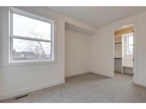 4909 19 Avenue Nw, Calgary, AB - Indoor Photo Showing Other Room