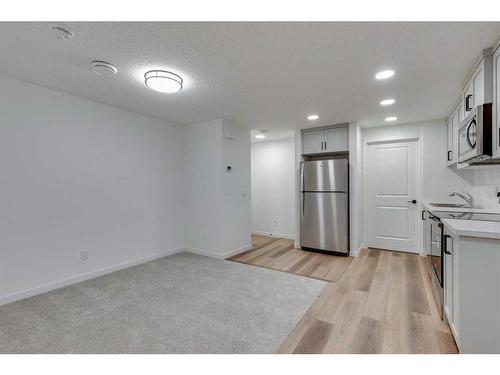 545 Bayview Street Sw, Airdrie, AB - Indoor Photo Showing Kitchen