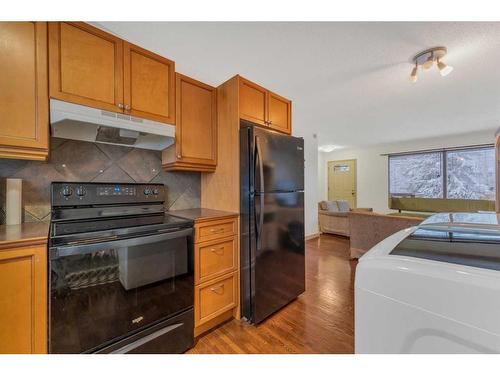 4831 40 Avenue Sw, Calgary, AB - Indoor Photo Showing Kitchen