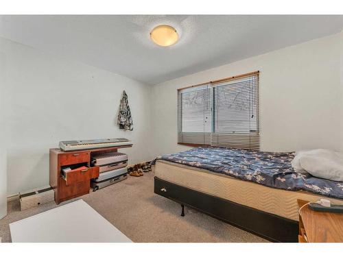 4831 40 Avenue Sw, Calgary, AB - Indoor Photo Showing Bedroom