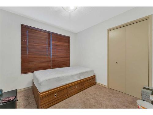 4831 40 Avenue Sw, Calgary, AB - Indoor Photo Showing Bedroom