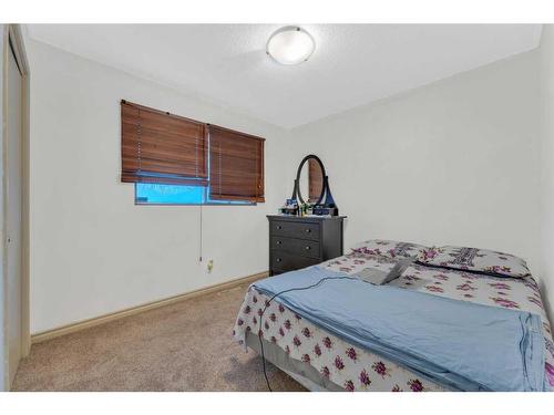 4831 40 Avenue Sw, Calgary, AB - Indoor Photo Showing Bedroom