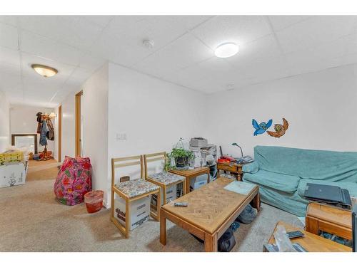 4831 40 Avenue Sw, Calgary, AB - Indoor Photo Showing Living Room